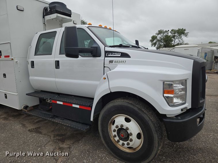 image for item EN8402 2017 Ford F750 utility / service truck