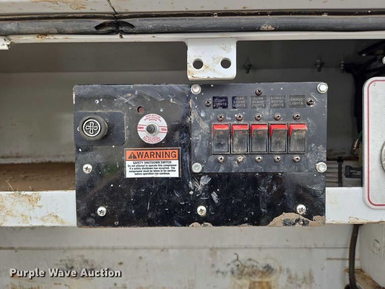 image for item EN8402 2017 Ford F750 utility / service truck