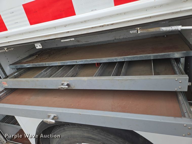 image for item EN8402 2017 Ford F750 utility / service truck