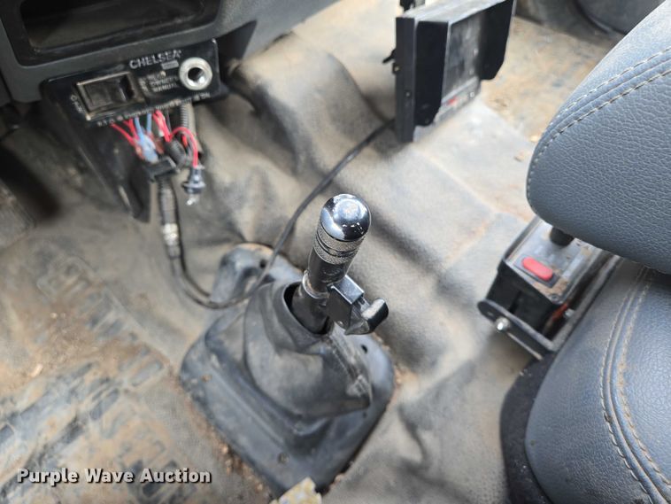 image for item EN8402 2017 Ford F750 utility / service truck