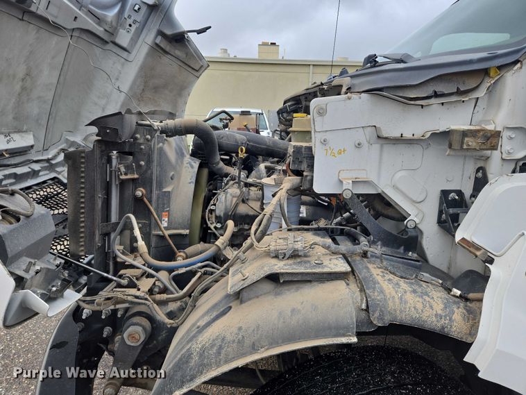 image for item EN8402 2017 Ford F750 utility / service truck