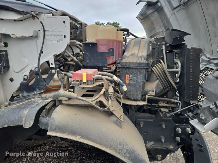 image for item EN8402 2017 Ford F750 utility / service truck