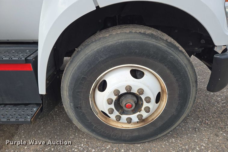 image for item EN8402 2017 Ford F750 utility / service truck