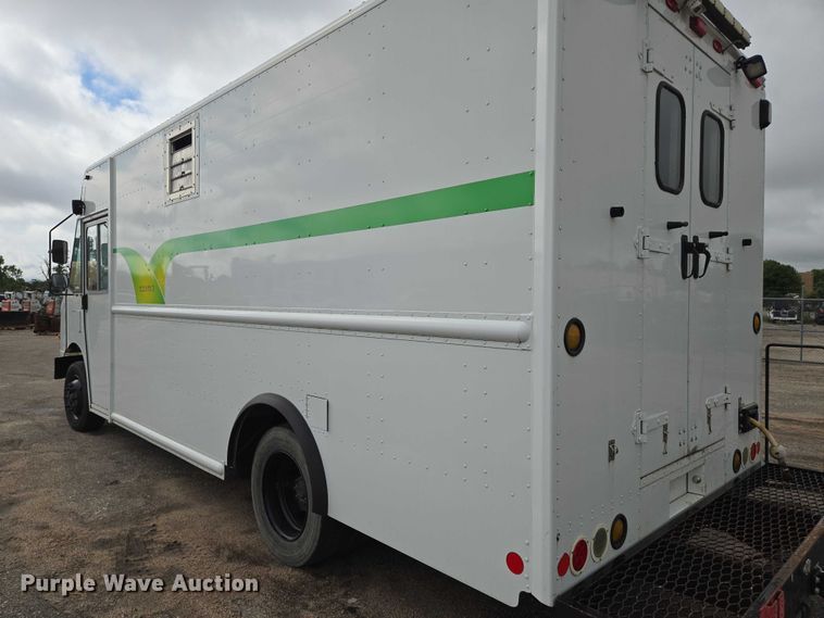 image for item EN8404 2013 Freightliner MT55 delivery truck