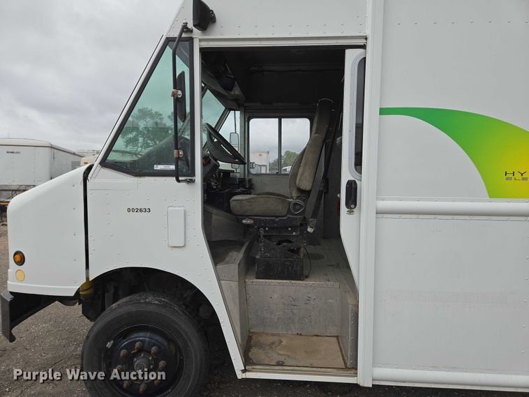 image for item EN8404 2013 Freightliner MT55 delivery truck