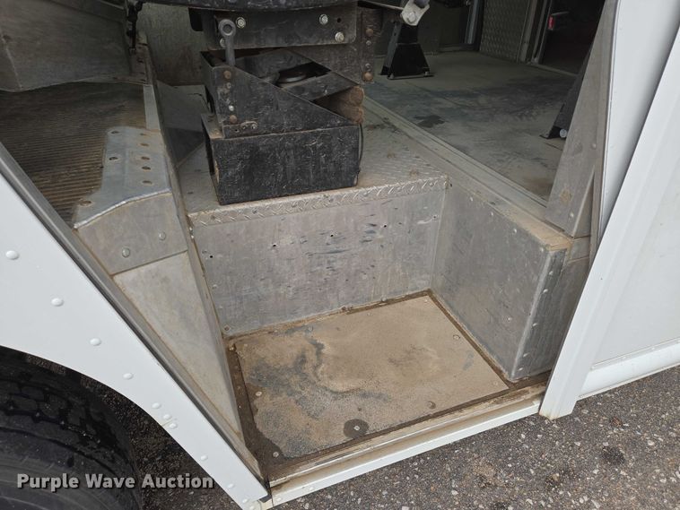 image for item EN8404 2013 Freightliner MT55 delivery truck