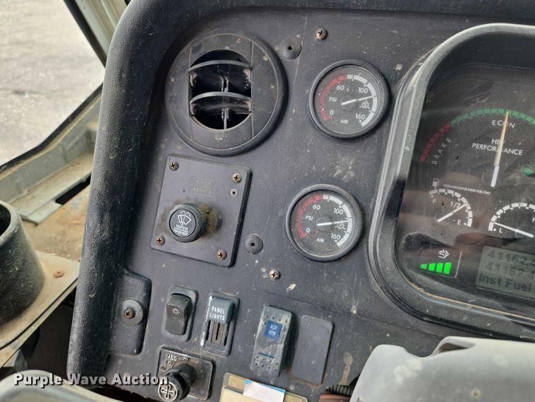 image for item EN8404 2013 Freightliner MT55 delivery truck