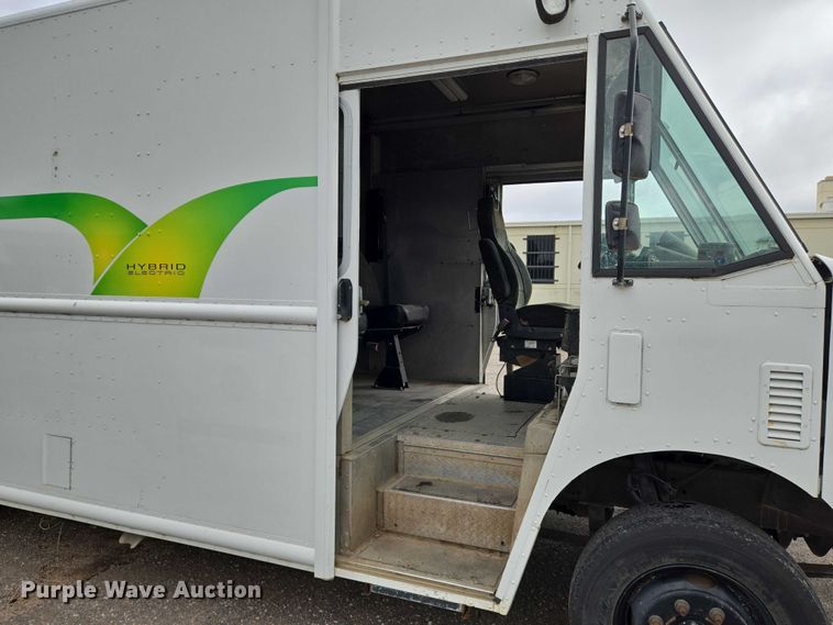 image for item EN8404 2013 Freightliner MT55 delivery truck