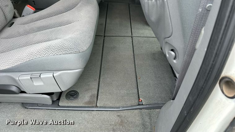 image for item EN8406 2007 Dodge Grand Caravan van