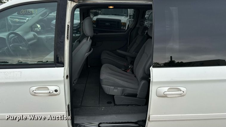 image for item EN8406 2007 Dodge Grand Caravan van