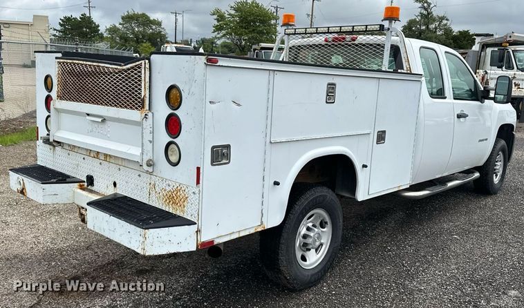 image for item EN8409 2010 Chevrolet Silverado 2500HD utility bed pickup truck
