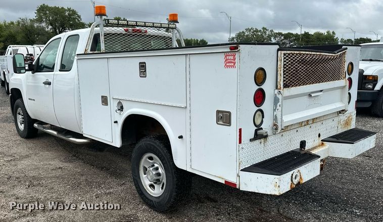 image for item EN8409 2010 Chevrolet Silverado 2500HD utility bed pickup truck