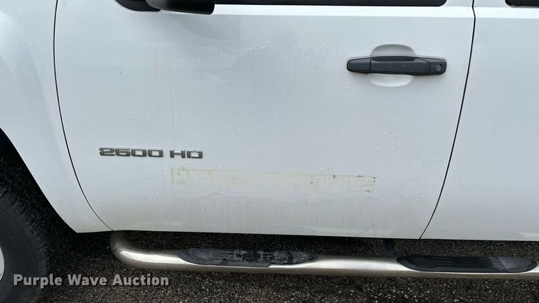 image for item EN8409 2010 Chevrolet Silverado 2500HD utility bed pickup truck
