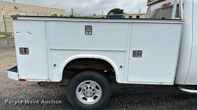 image for item EN8409 2010 Chevrolet Silverado 2500HD utility bed pickup truck