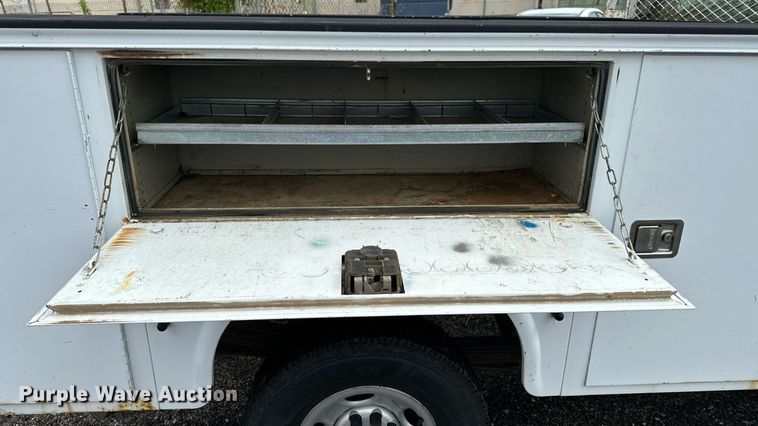 image for item EN8409 2010 Chevrolet Silverado 2500HD utility bed pickup truck