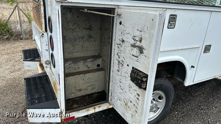 image for item EN8409 2010 Chevrolet Silverado 2500HD utility bed pickup truck