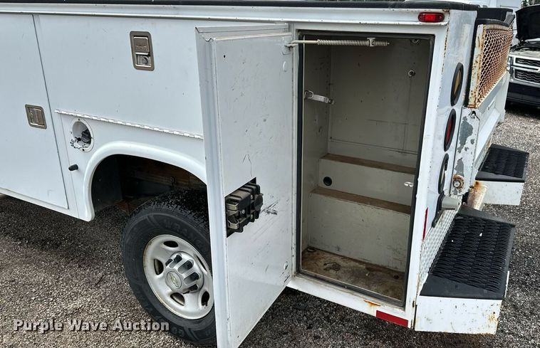 image for item EN8409 2010 Chevrolet Silverado 2500HD utility bed pickup truck