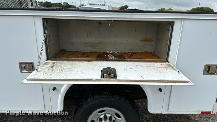 image for item EN8409 2010 Chevrolet Silverado 2500HD utility bed pickup truck