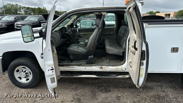 image for item EN8409 2010 Chevrolet Silverado 2500HD utility bed pickup truck