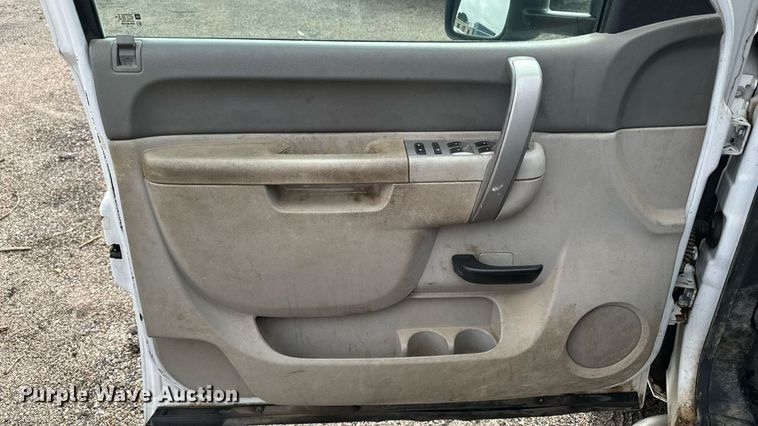 image for item EN8409 2010 Chevrolet Silverado 2500HD utility bed pickup truck