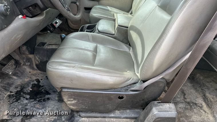 image for item EN8409 2010 Chevrolet Silverado 2500HD utility bed pickup truck