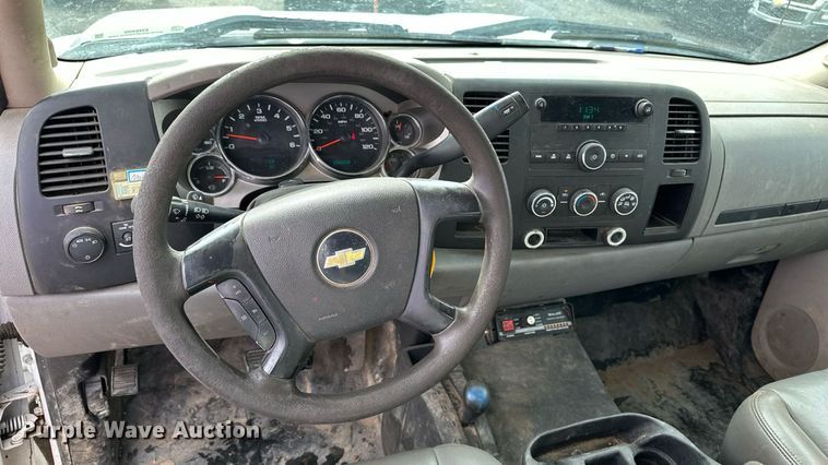 image for item EN8409 2010 Chevrolet Silverado 2500HD utility bed pickup truck