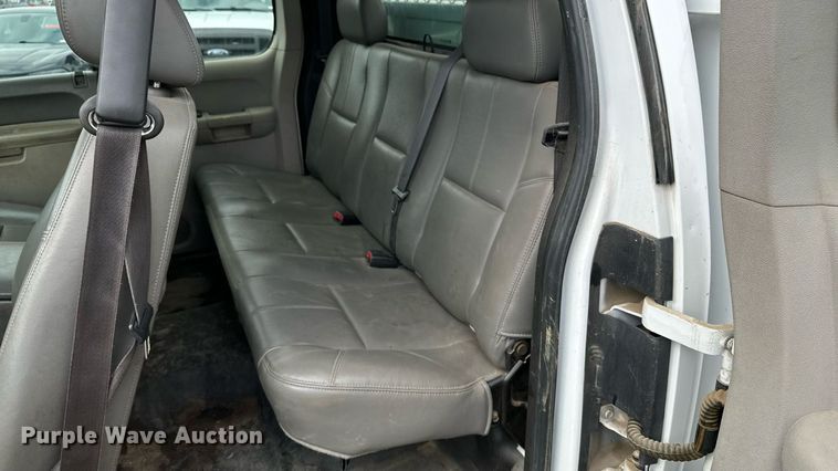 image for item EN8409 2010 Chevrolet Silverado 2500HD utility bed pickup truck