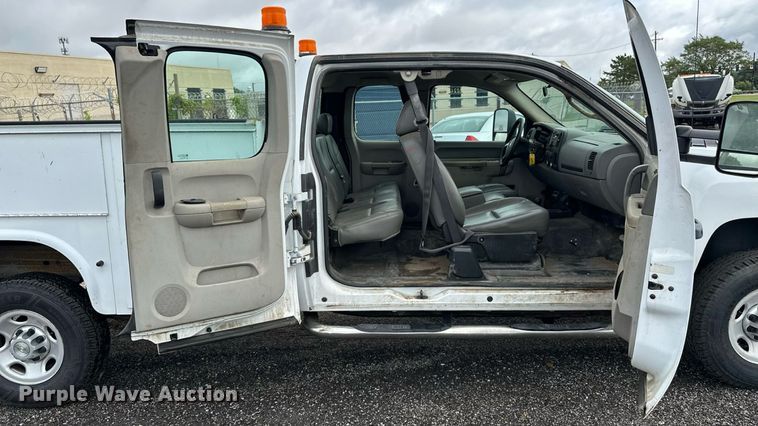 image for item EN8409 2010 Chevrolet Silverado 2500HD utility bed pickup truck