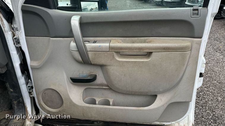 image for item EN8409 2010 Chevrolet Silverado 2500HD utility bed pickup truck