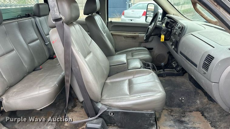 image for item EN8409 2010 Chevrolet Silverado 2500HD utility bed pickup truck