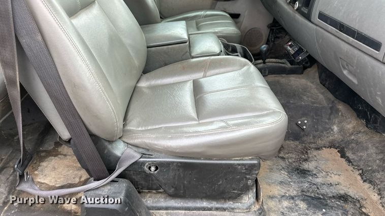 image for item EN8409 2010 Chevrolet Silverado 2500HD utility bed pickup truck