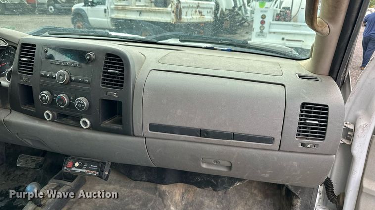 image for item EN8409 2010 Chevrolet Silverado 2500HD utility bed pickup truck