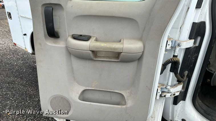 image for item EN8409 2010 Chevrolet Silverado 2500HD utility bed pickup truck