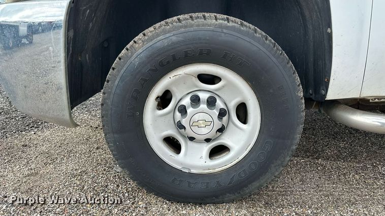 image for item EN8409 2010 Chevrolet Silverado 2500HD utility bed pickup truck