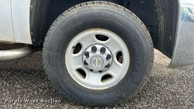 image for item EN8409 2010 Chevrolet Silverado 2500HD utility bed pickup truck