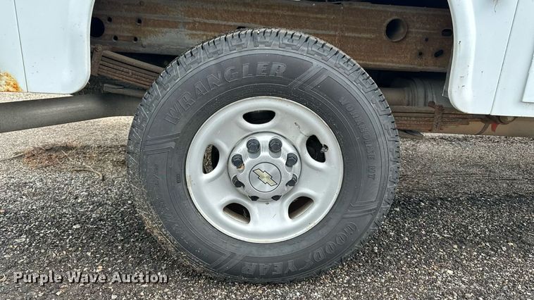 image for item EN8409 2010 Chevrolet Silverado 2500HD utility bed pickup truck