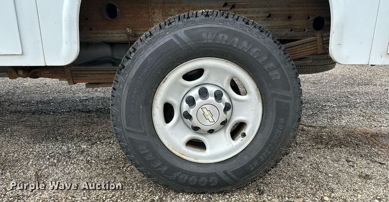 image for item EN8409 2010 Chevrolet Silverado 2500HD utility bed pickup truck