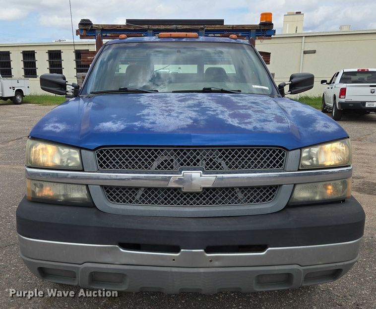 image for item EN8420 2003 Chevrolet  Silverado 3500 flatbed pickup truck