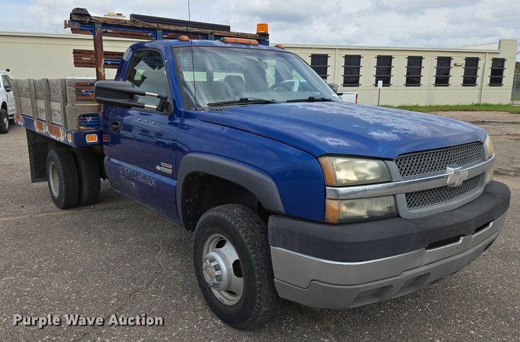 image for item EN8420 2003 Chevrolet  Silverado 3500 flatbed pickup truck