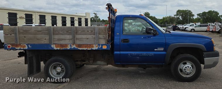 image for item EN8420 2003 Chevrolet  Silverado 3500 flatbed pickup truck