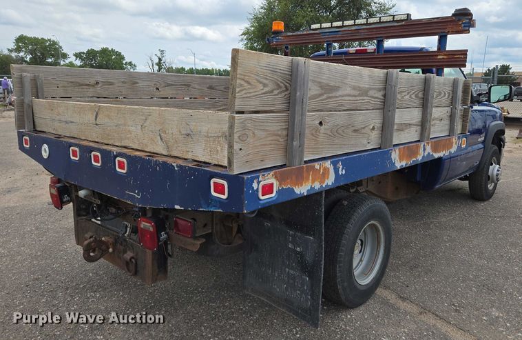 image for item EN8420 2003 Chevrolet  Silverado 3500 flatbed pickup truck