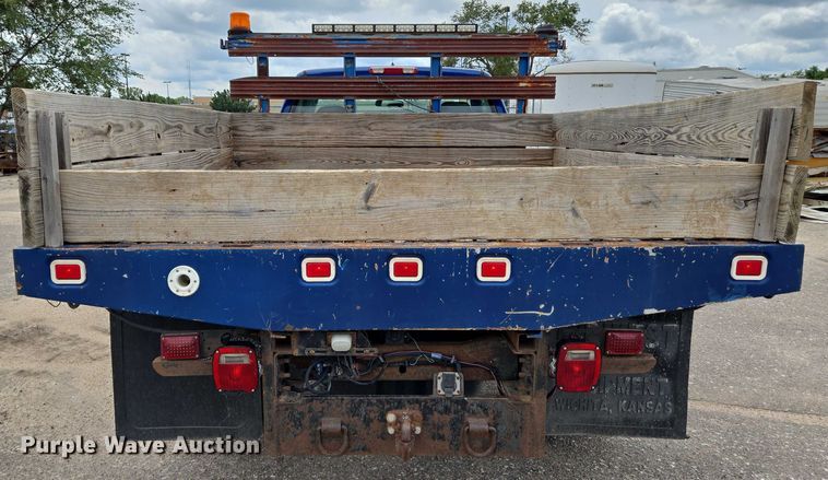 image for item EN8420 2003 Chevrolet  Silverado 3500 flatbed pickup truck