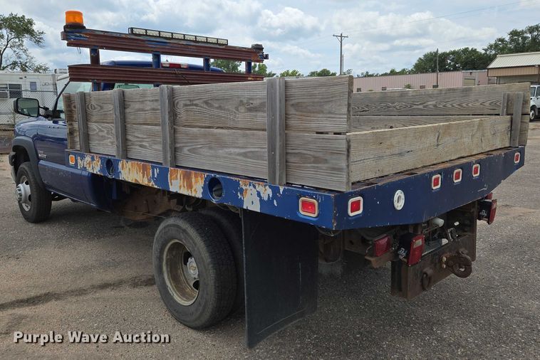 image for item EN8420 2003 Chevrolet  Silverado 3500 flatbed pickup truck