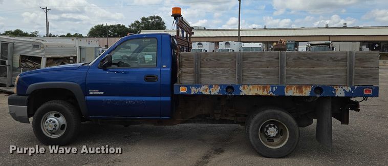image for item EN8420 2003 Chevrolet  Silverado 3500 flatbed pickup truck