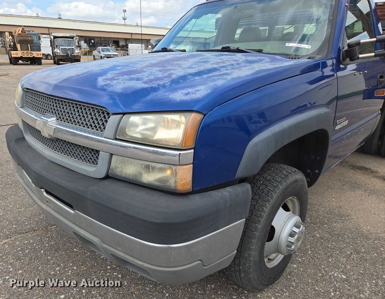 image for item EN8420 2003 Chevrolet  Silverado 3500 flatbed pickup truck
