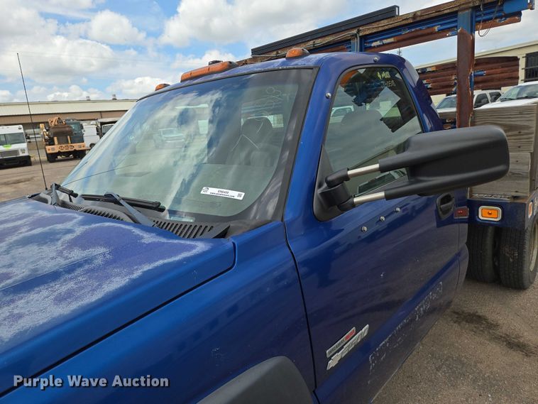 image for item EN8420 2003 Chevrolet  Silverado 3500 flatbed pickup truck