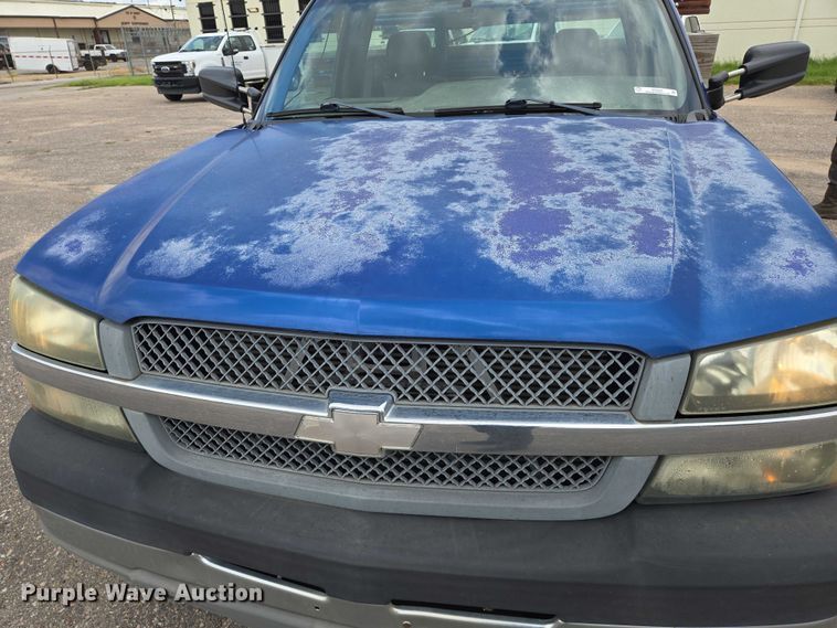 image for item EN8420 2003 Chevrolet  Silverado 3500 flatbed pickup truck