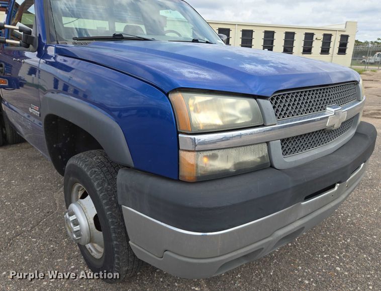 image for item EN8420 2003 Chevrolet  Silverado 3500 flatbed pickup truck