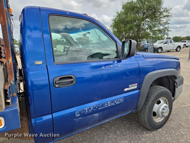 image for item EN8420 2003 Chevrolet  Silverado 3500 flatbed pickup truck