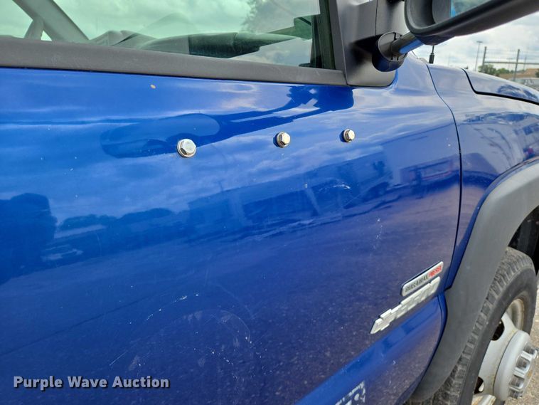 image for item EN8420 2003 Chevrolet  Silverado 3500 flatbed pickup truck